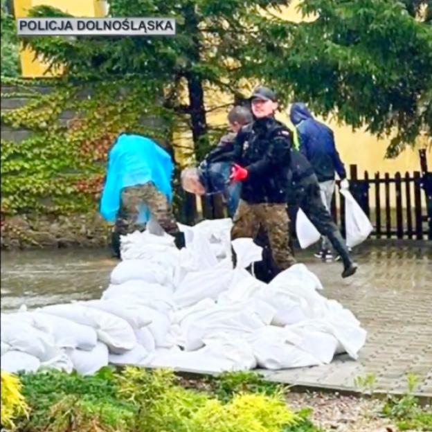 [VIDEO] Kolejną dobę policjanci wraz z mieszkańcami i innymi służbami walczą z niszczycielskim żywiołem