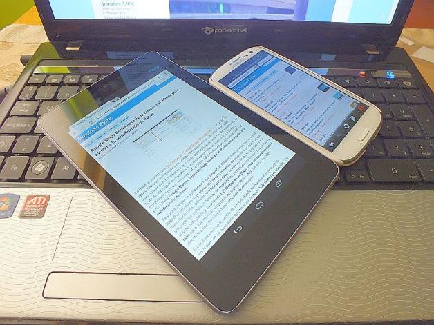 Coraz więcej urzędów wdraża płatności mobilne. Za wydanie dokumentów i rejestrację pojazdu można już zapłacić smartfonem